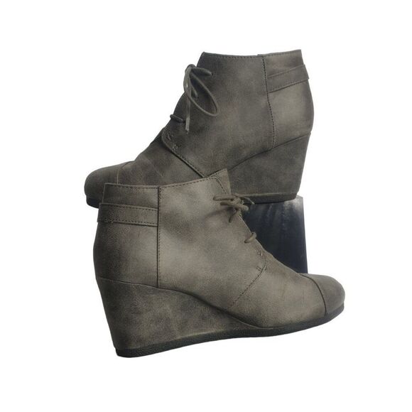 Women's Lace-Up Wedge Ankle Boots size 9.5 With Buckle Strap In Gray Faux Suede - Picture 2 of 9